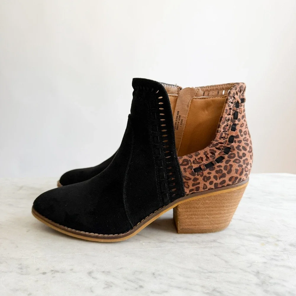 Corky's Boutique Index black leopard vegan suede‎ leather ankle boots size 7